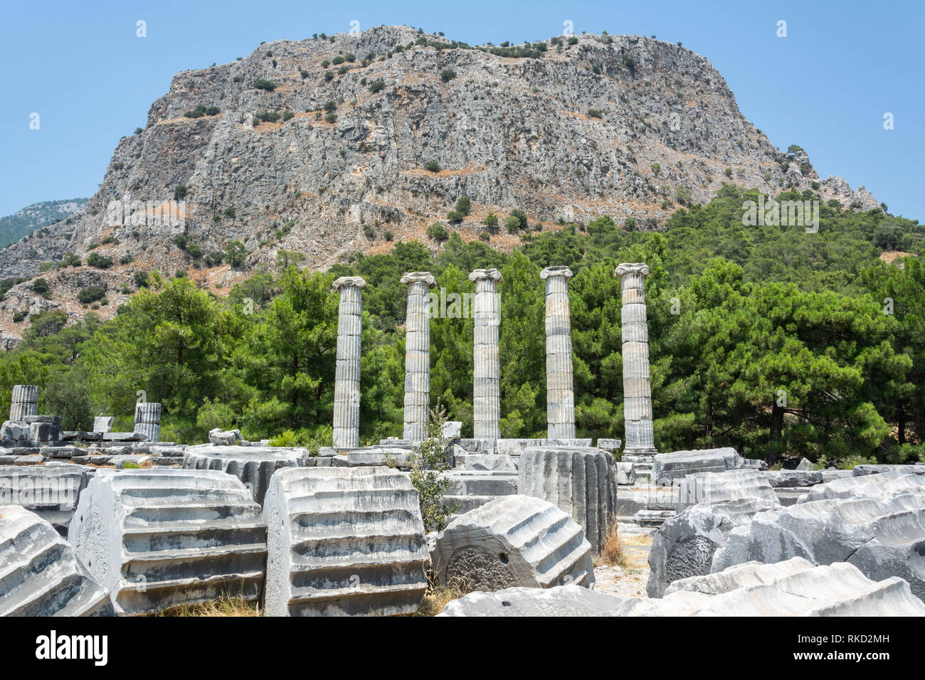 Les ruines et les cinq colonnes érigées à nouveau de Priène ancienne ville en Turquie. Banque D'Images