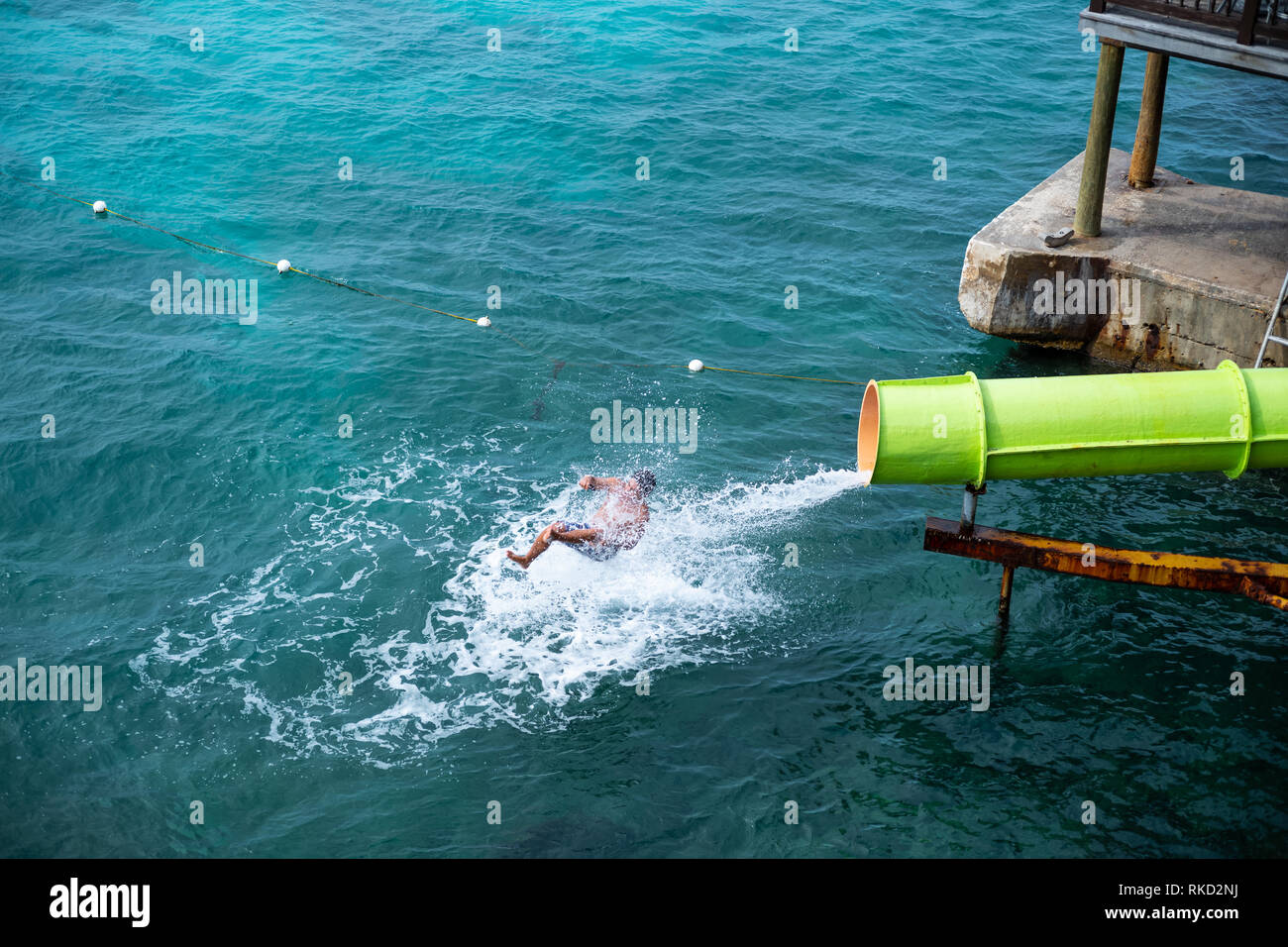 Personne sautant d'un toboggan à Margaritaville à Montego Bay, Jamaïque - straigt dans l'océan. Banque D'Images