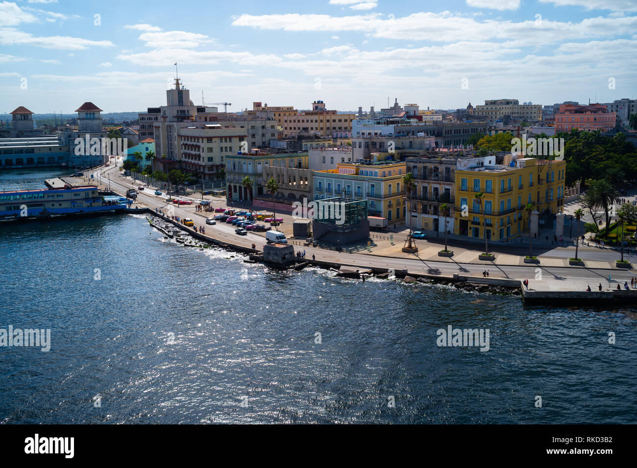 Vieille ville de La Havane vu depuis un navire dans le port. Banque D'Images