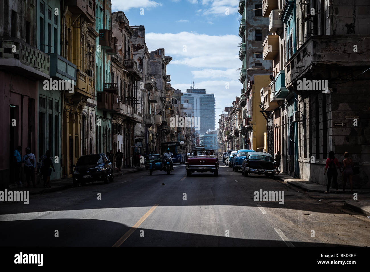 La circulation dans la rue de Simón Bolívar à La Havane, Cuba Banque D'Images