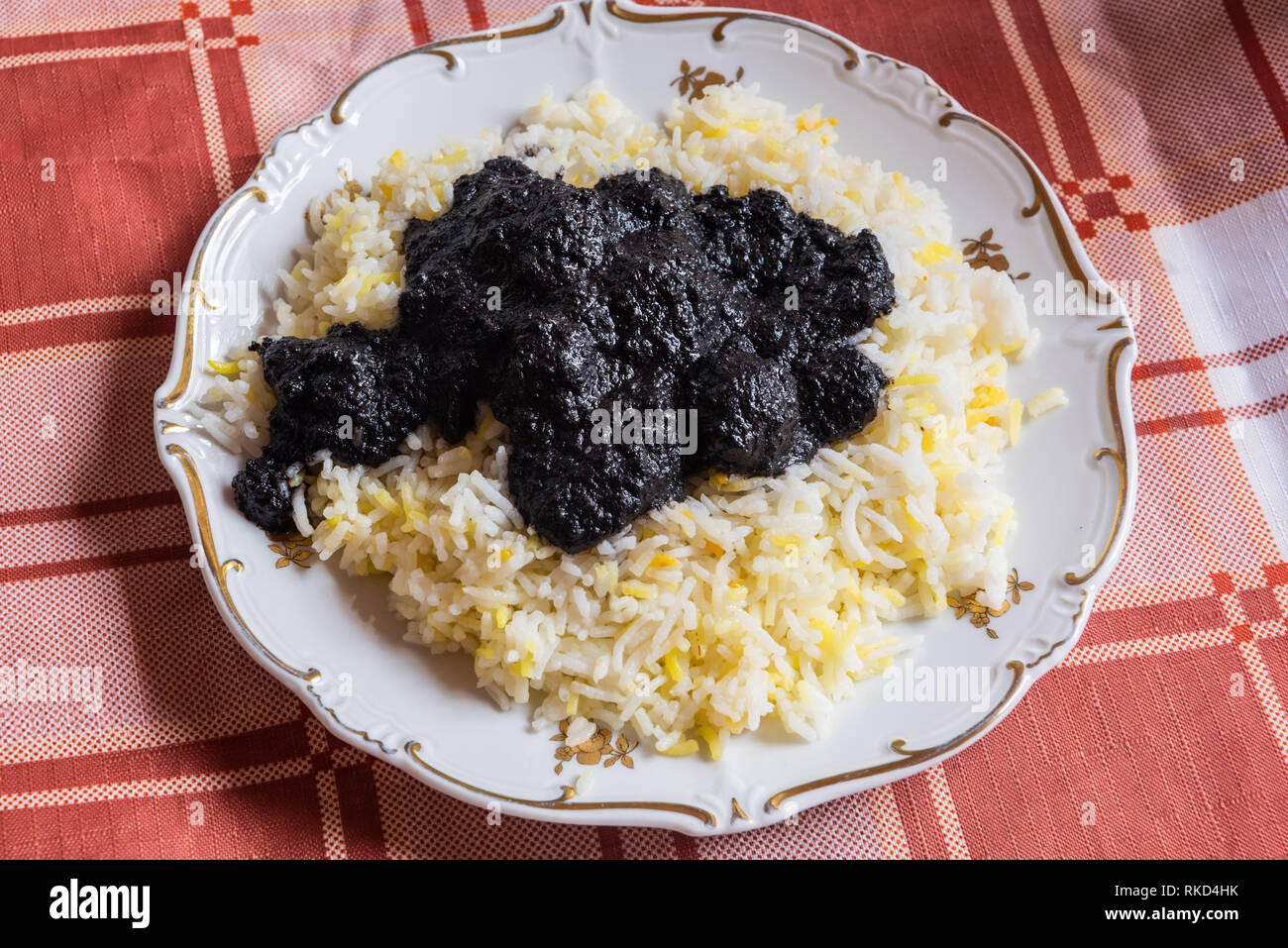 Azerbaïdjan (fisinjan traditionnel plat de boulettes de viande avec sauce aux noix) servi avec du riz. Banque D'Images