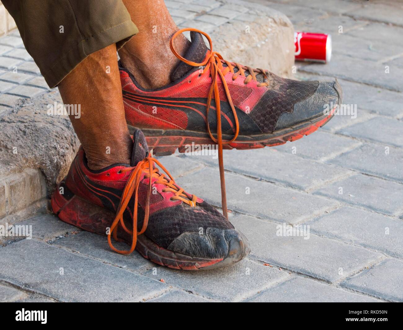 Concept de la pauvreté : les jambes d'un sans-abri. France Banque D'Images