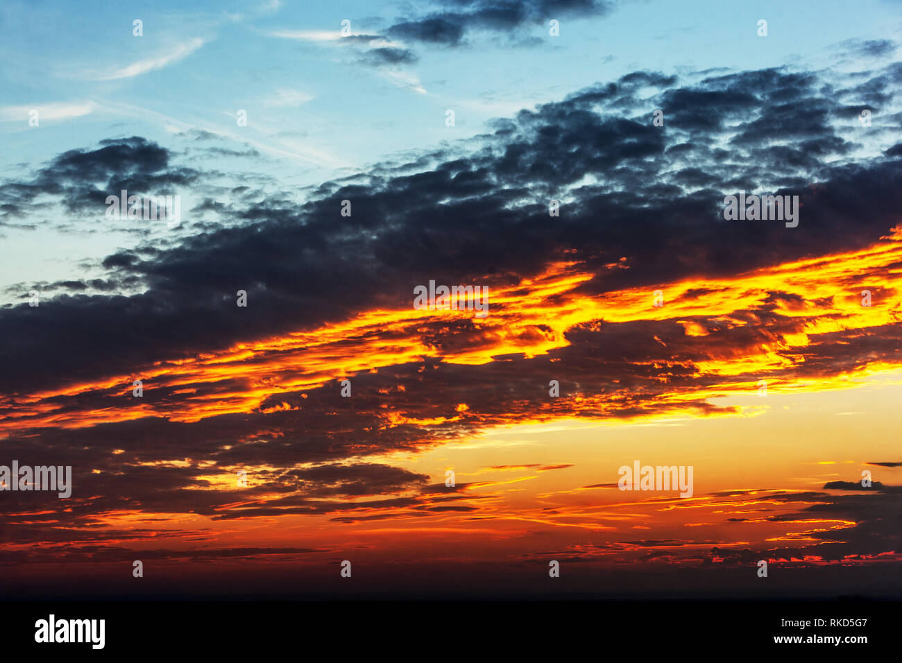 Ciel coucher de soleil spectaculaire, seulement des nuages sur sky Banque D'Images