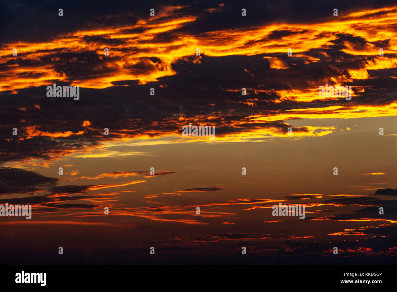 Ciel coucher de soleil spectaculaire, seulement des nuages sur sky Banque D'Images