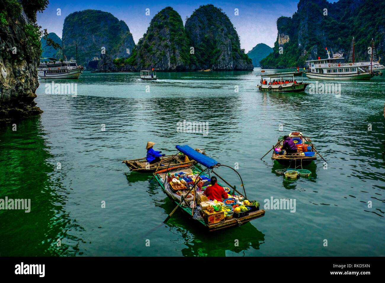 Vietnam, Ha Long Bay est un site classé au patrimoine mondial et populaire destination touristique dans la province de Quang Ninh, Vietnam. Sur le plan administratif, la baie Banque D'Images