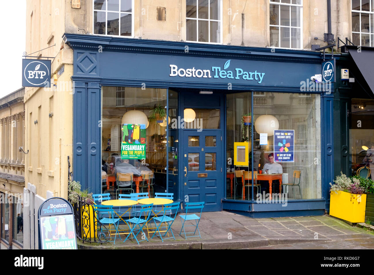 Autour de la ville historique de Bath, Somerset England UK Le Boston tea party cafe, réputé pour sa position sur la non-tasses réutilisables. Banque D'Images