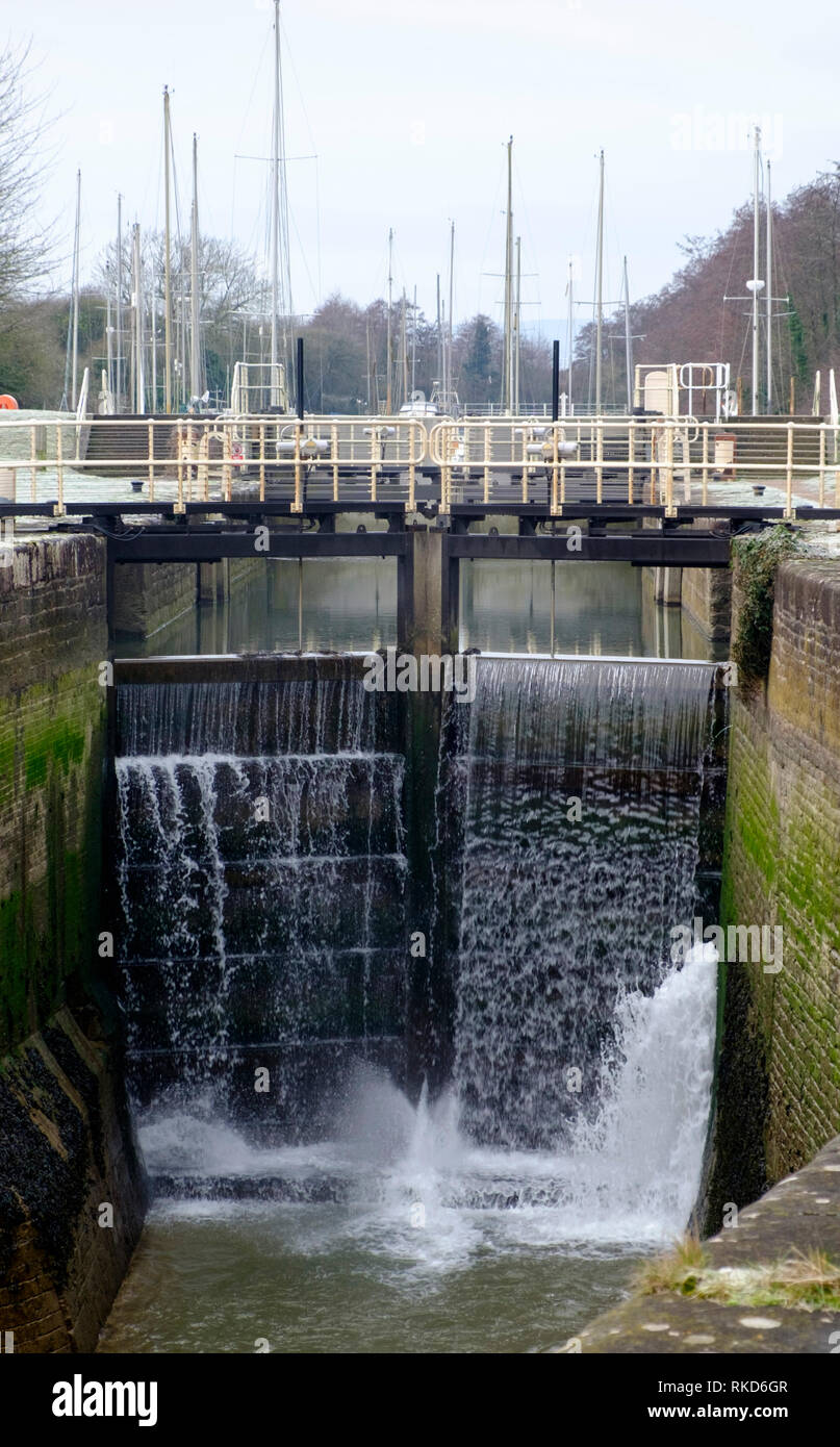 Verser de l'eau à travers des portes de l'écluse. Harborand Lydney Canal Lydney, Gloucestershire england UK Banque D'Images