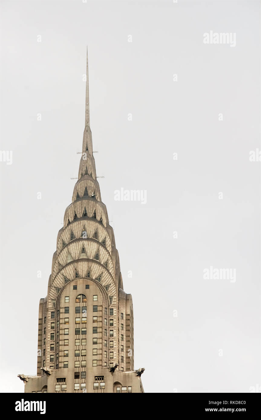 Gros plan sur la pointe de l'emblématique et symbolique Chrysler Building dans Manhattan de New York. Banque D'Images