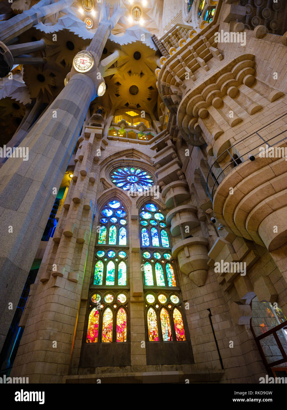 Barcelone, Espagne - CIRCA MAI 2018 : Intérieur de la Sagrada Familia, une célèbre cathédrale de Barcelone conçu par Antoni Gaudi. Voir colonne de l'intérieur Banque D'Images
