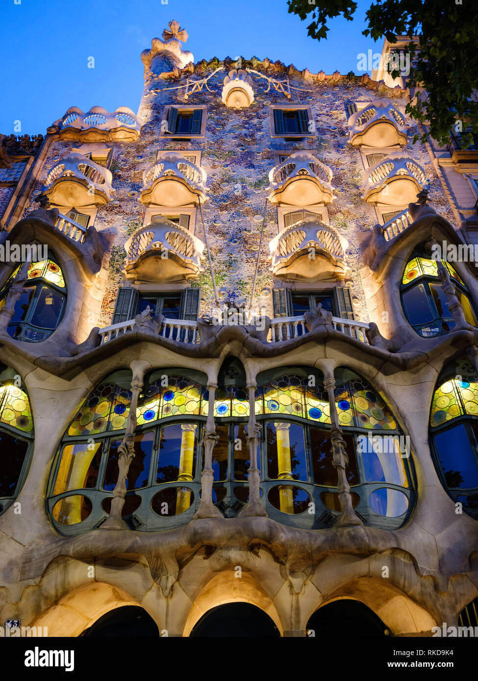 Barcelone, Espagne - CIRCA MAI 2018 : vue extérieure de la Casa Batlló, un célèbre bâtiment dans le centre de Barcelone, conçu par Antoni Gaudi. Vue sur la façade. Banque D'Images