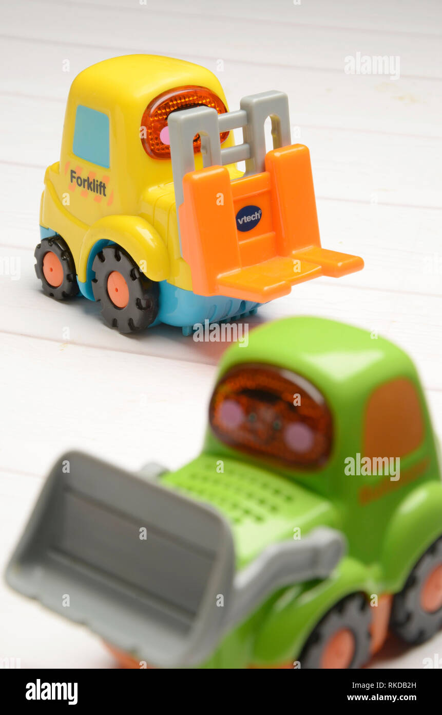 Location de jouets pour enfants, du chariot élévateur avec fun couleur  jaune et orange Photo Stock - Alamy