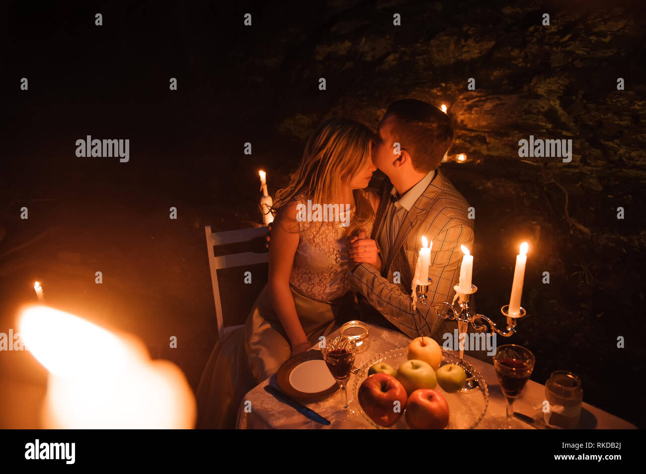 Diner Romantique D Un Jeune Couple Aux Chandelles Dans La Montagne Photo Stock Alamy Diner Romantique D Un Jeune Couple Aux Chandelles Dans La Montagne Photo Stock Alamy