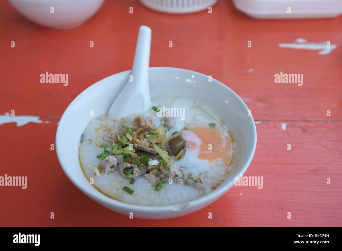 Soupe de riz congee ou porc haché et viscères avec oeuf à blague kun pa Restaurants dans Amphoe Pak Chong , Korat ,Thaïlande Banque D'Images