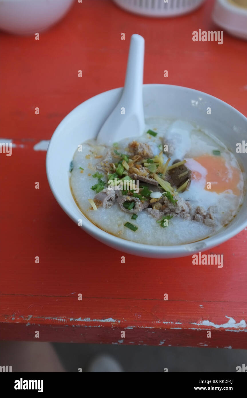 Soupe de riz congee ou porc haché et viscères avec oeuf à blague kun pa Restaurants dans Amphoe Pak Chong , Korat ,Thaïlande Banque D'Images