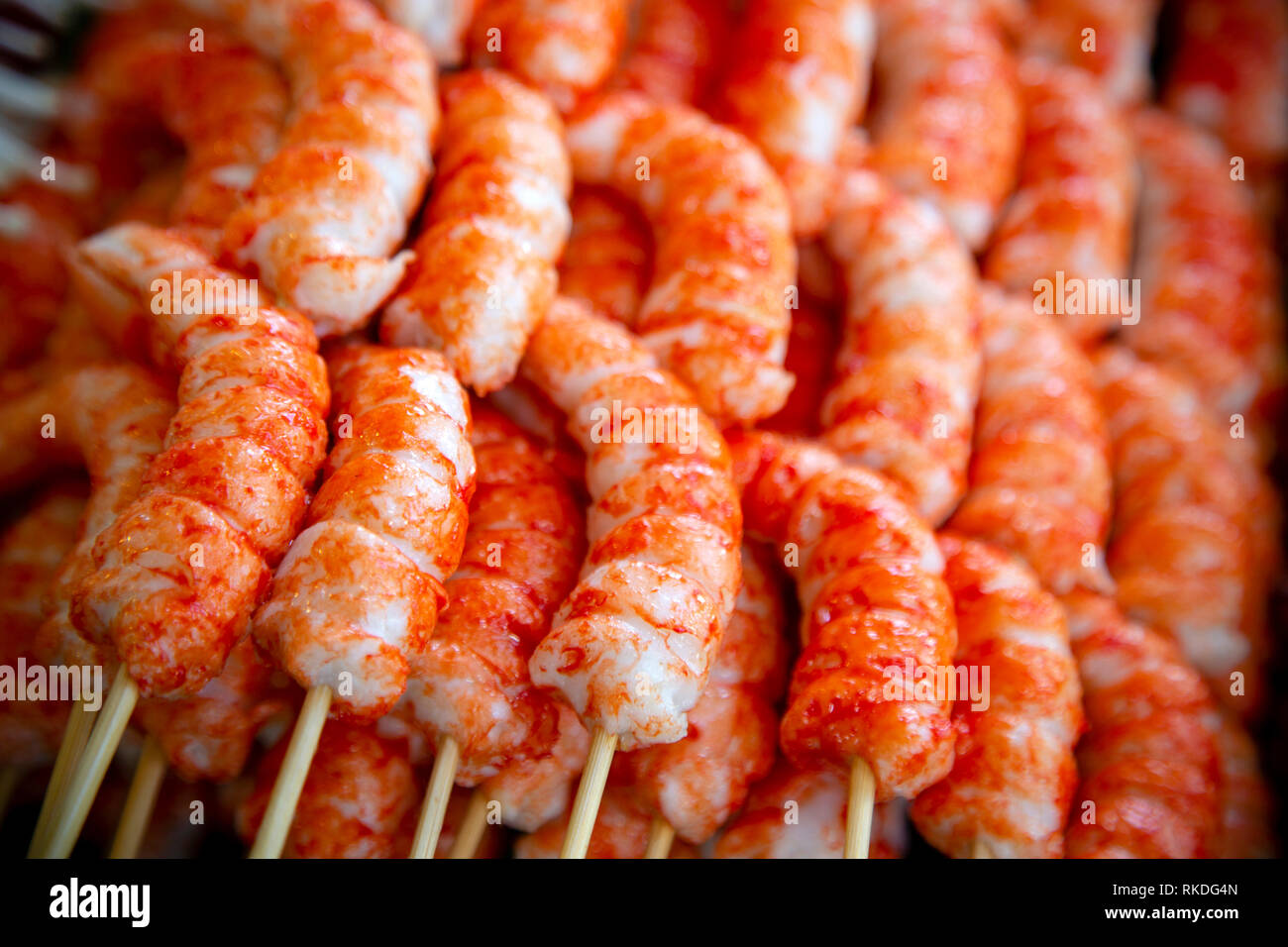 Un accord de prêt frais brochettes de crevettes surimi imitation artificielle comme un Thai street food snack et apéritif dans une échoppe de marché à Phuket, Th Banque D'Images