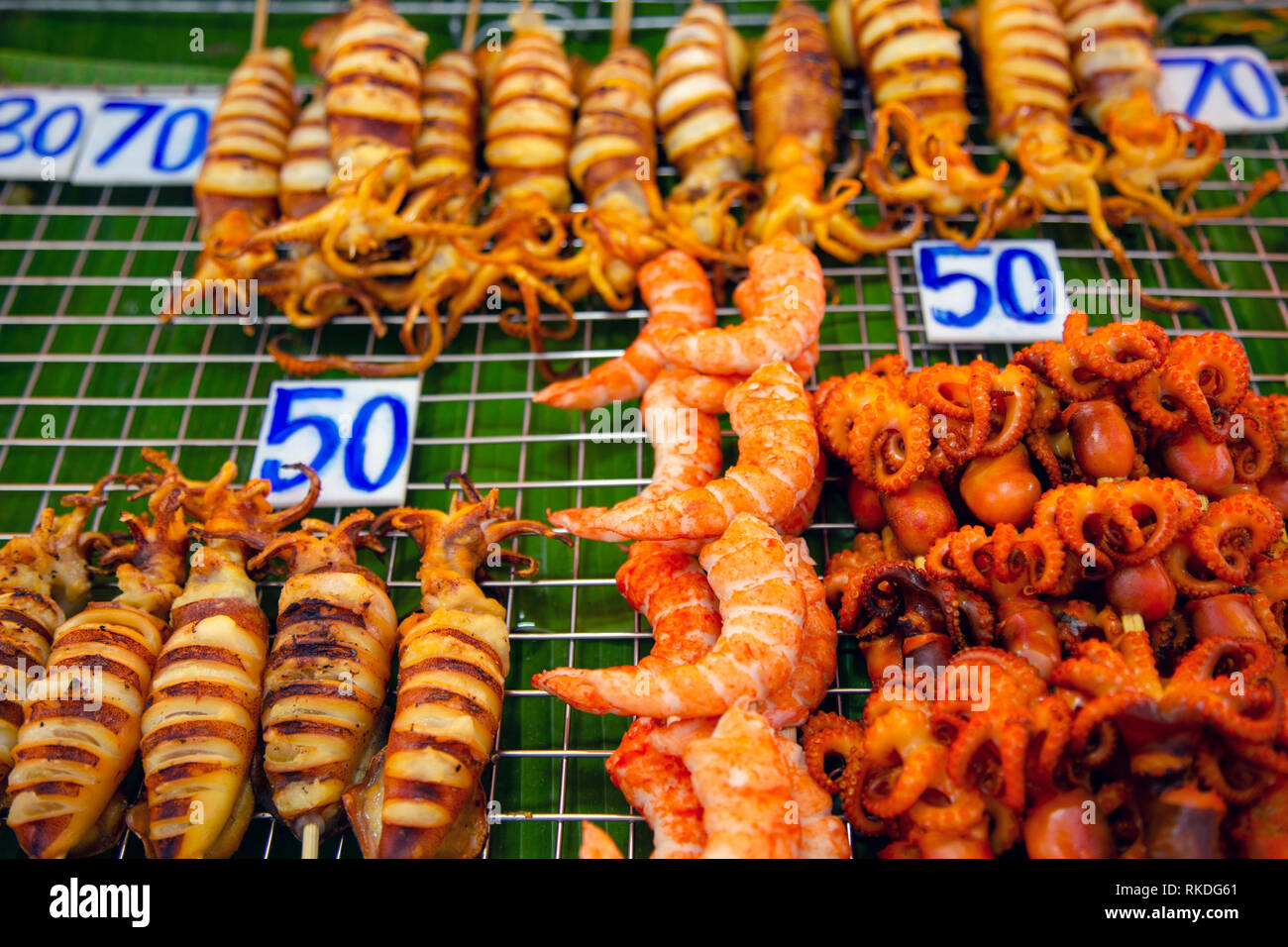 Un arrangement de brochette de fruits de mer grillés composé de calmars, poulpes, calmars et crevettes Thai street food snacks et apéritifs dans un poisson m Banque D'Images