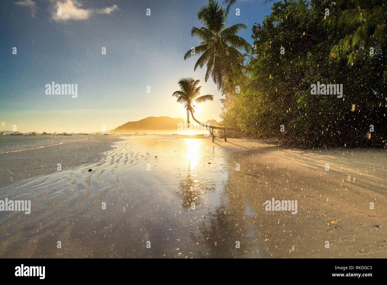 L'île exotique au lever du soleil et à la pluie Banque D'Images