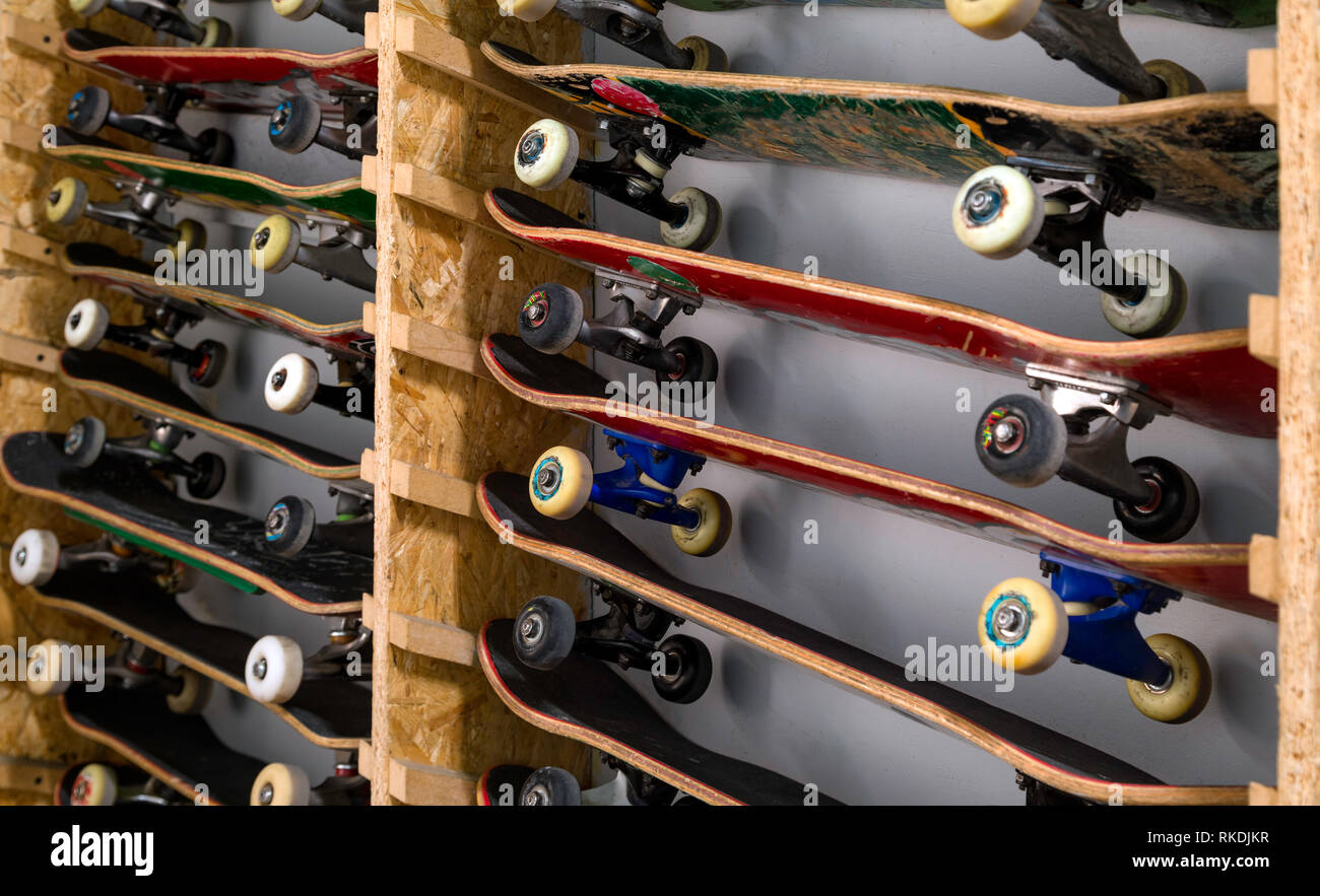 Skateboards sur l'étagère d'en haut Banque D'Images