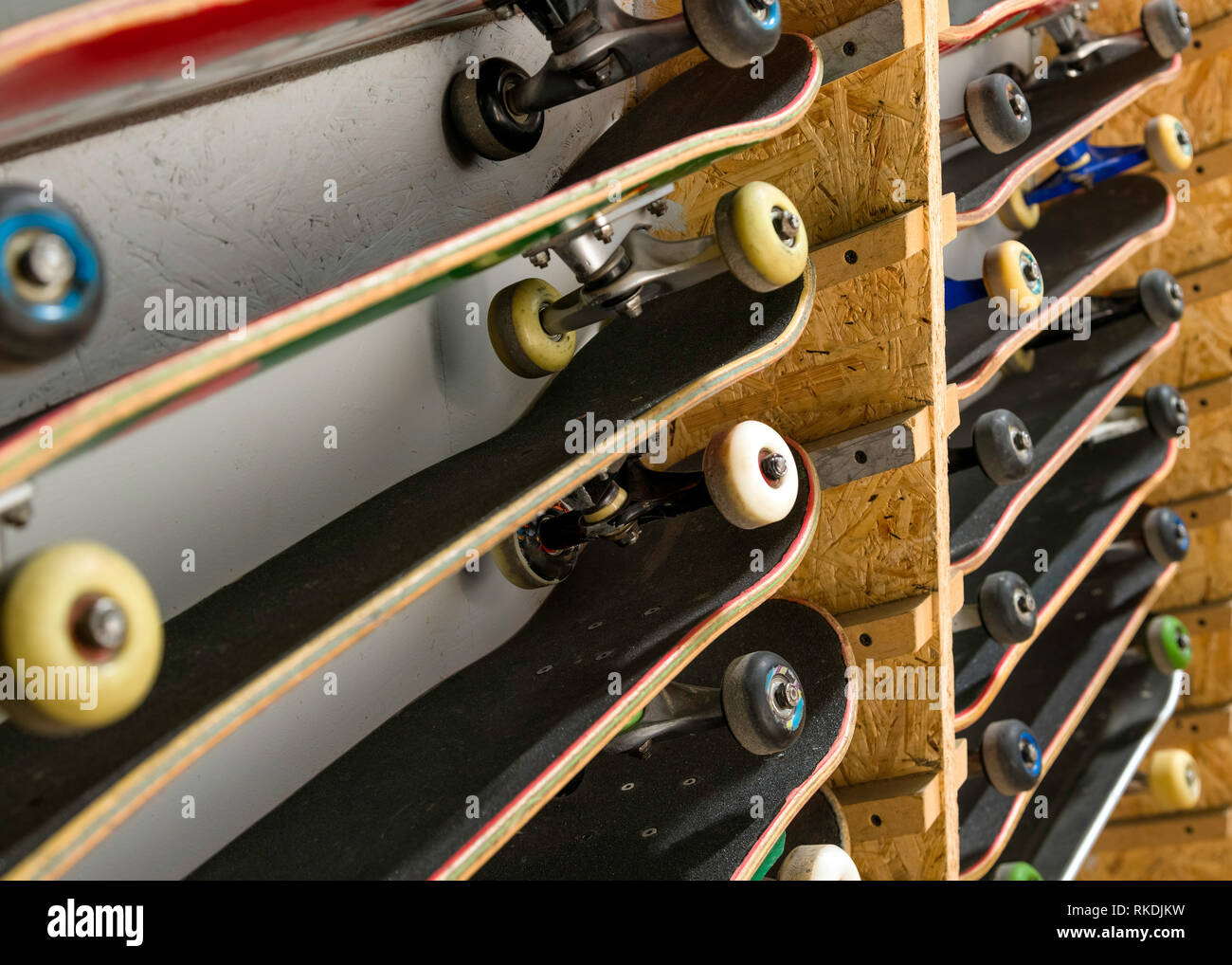 Skateboards sur l'étagère d'en haut Banque D'Images