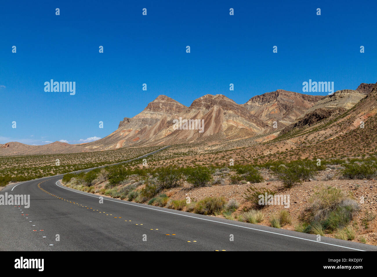 Vue générale à travers le désert du Nevada route 167 dans la zone de loisirs du lac Mead du Nevada, United States. Banque D'Images