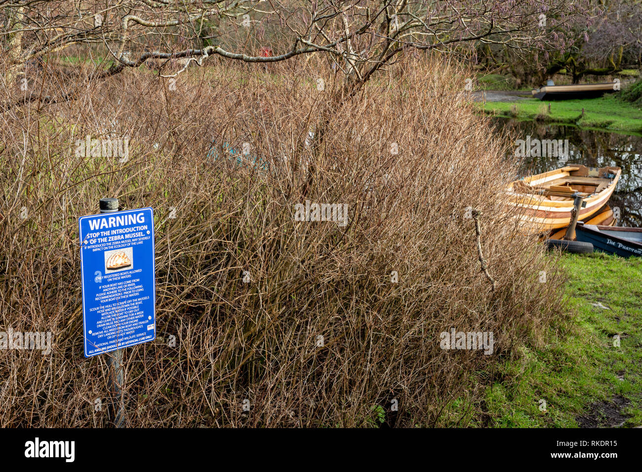 Panneau d'avertissement sur l'introduction de moules zébrées dans les lacs de Killarney dans le parc national de Killarney, comté de Kerry, Irlande Banque D'Images