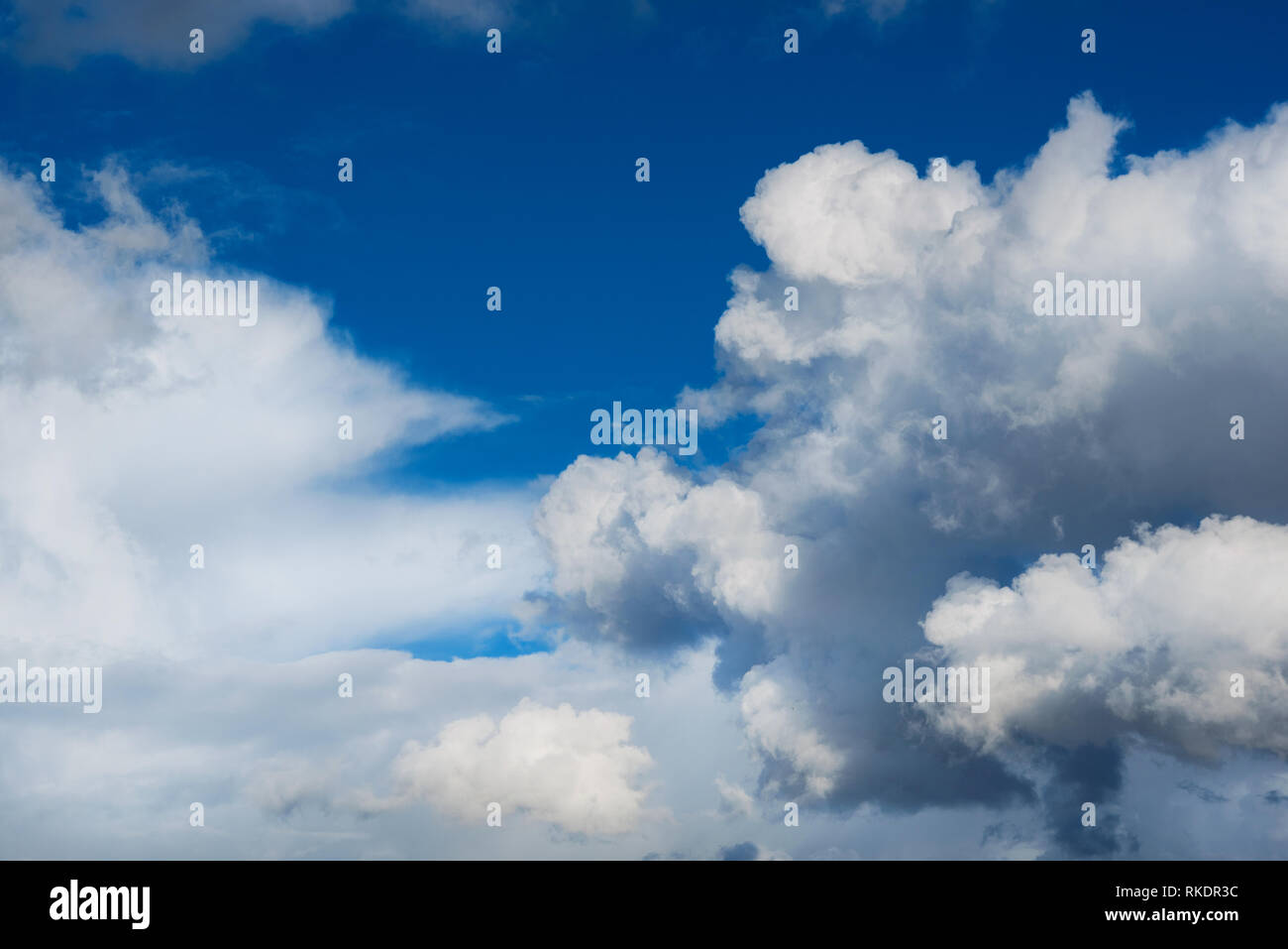 Ciel bleu céleste avec des nuages en arrière-plan Banque D'Images