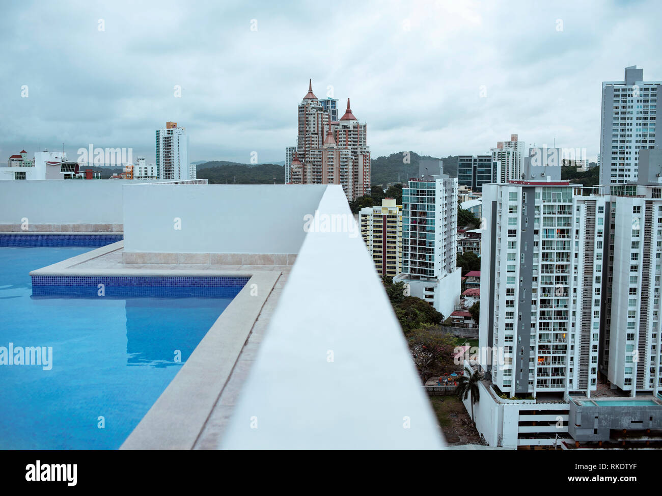 Piscine avec vue d'immeubles de grande hauteur au sommet d'un développement résidentiel moderne. La ville de Panama, Panama, Amérique centrale. Oct 2018 Banque D'Images