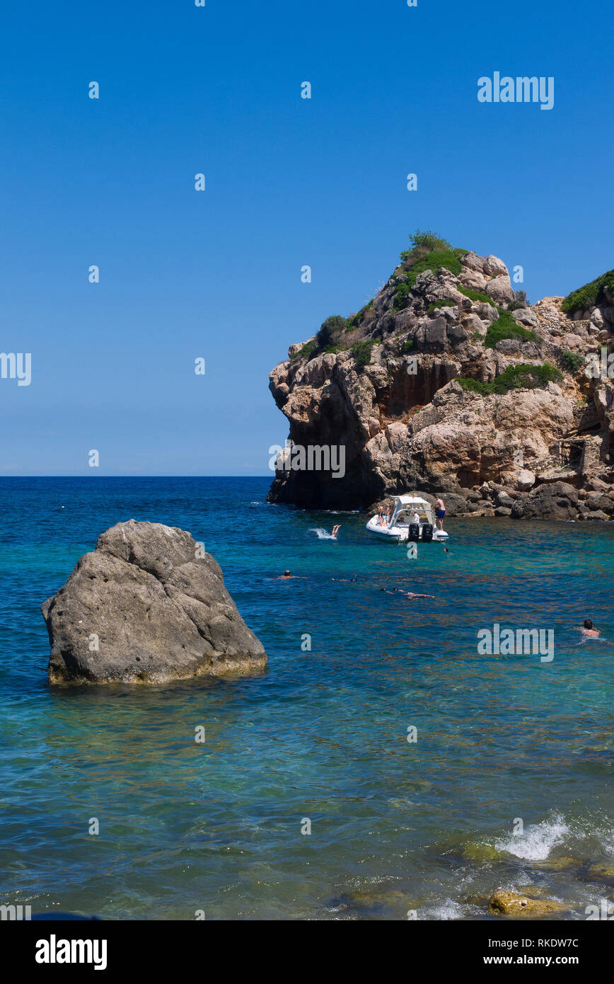 Jouissent d'une chaude journée d'été dans l'eau parmi les formations rocheuses à Cala Deia plage de Majorque, Espagne. Banque D'Images