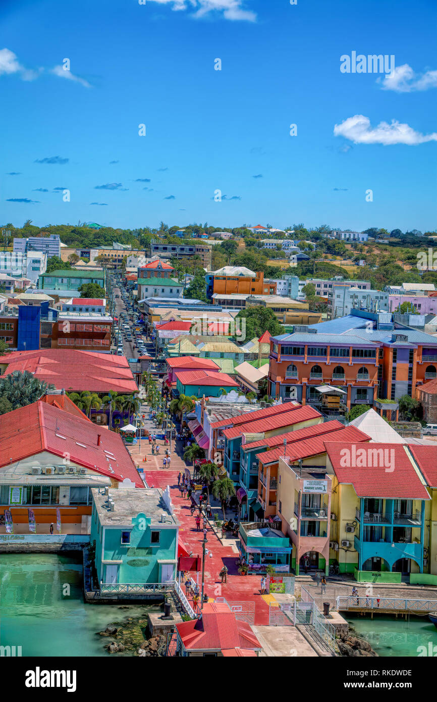 ANTIGUA, ANTILLES - mars 1, 2018 : l'économie d'Antigua est presque entièrement basée sur le tourisme. C'est une destination de croisière majeur, un lieu de villégiature Banque D'Images