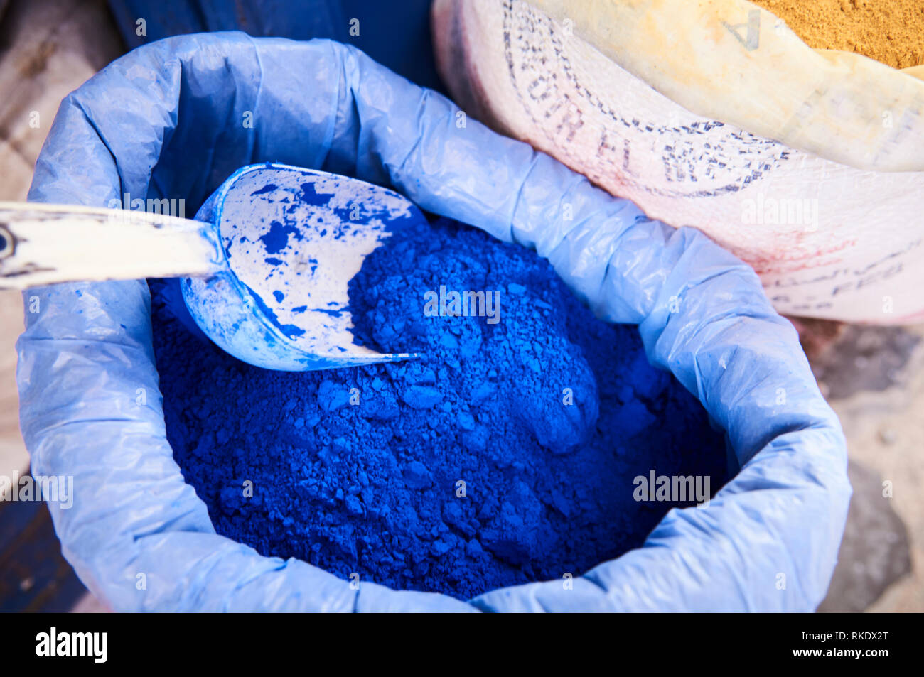Sacs de pigments en poudre pour faire de la peinture, Chefchaouen, Maroc, Afrique du Nord Banque D'Images