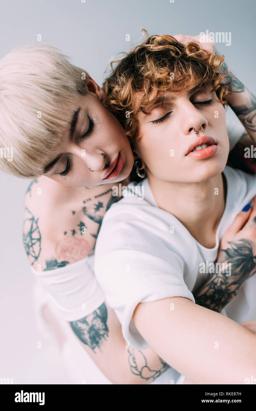 Femme Blonde Avec Des Tatouages Hugging Beau Petit Ami Aux