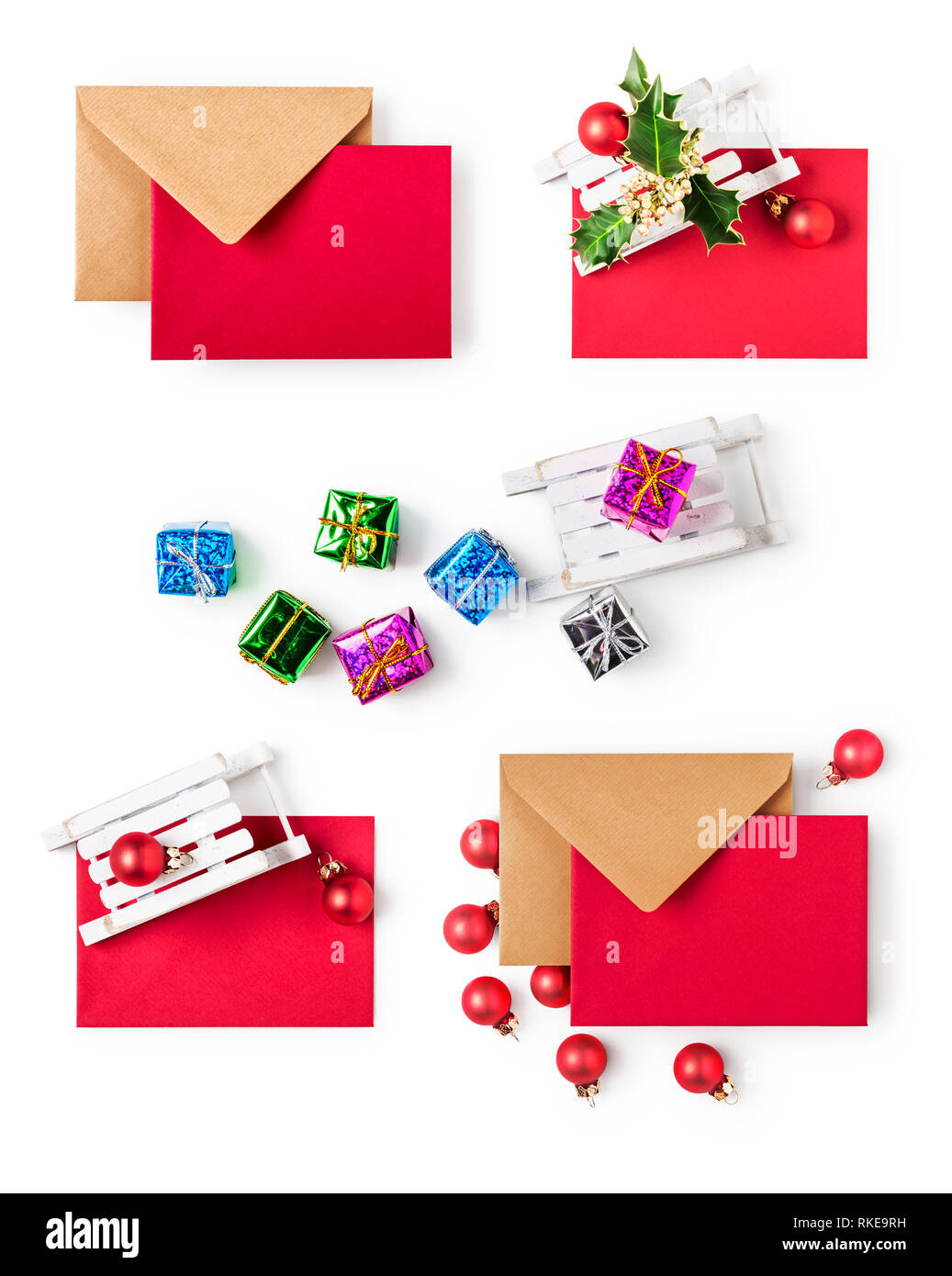 Carte de vœux de Noël avec enveloppe, toy sledge, Holly en fleur, boîte cadeau et boules rouges collection sur fond blanc, copie de l'espace. Vue d'en haut, l' Banque D'Images