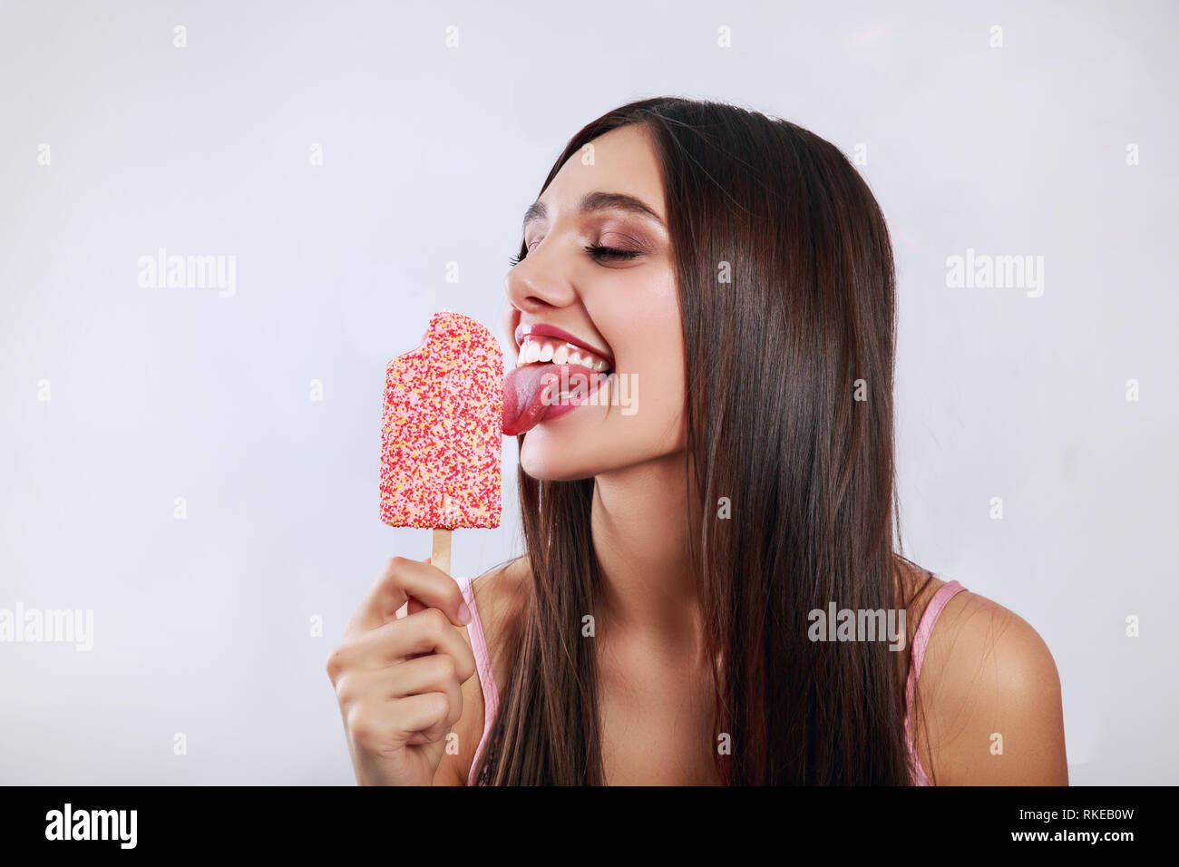 Jolie Jeune Fille indienne sur fond gris. Jeune femme élégante avec de la crème glacée Banque D'Images