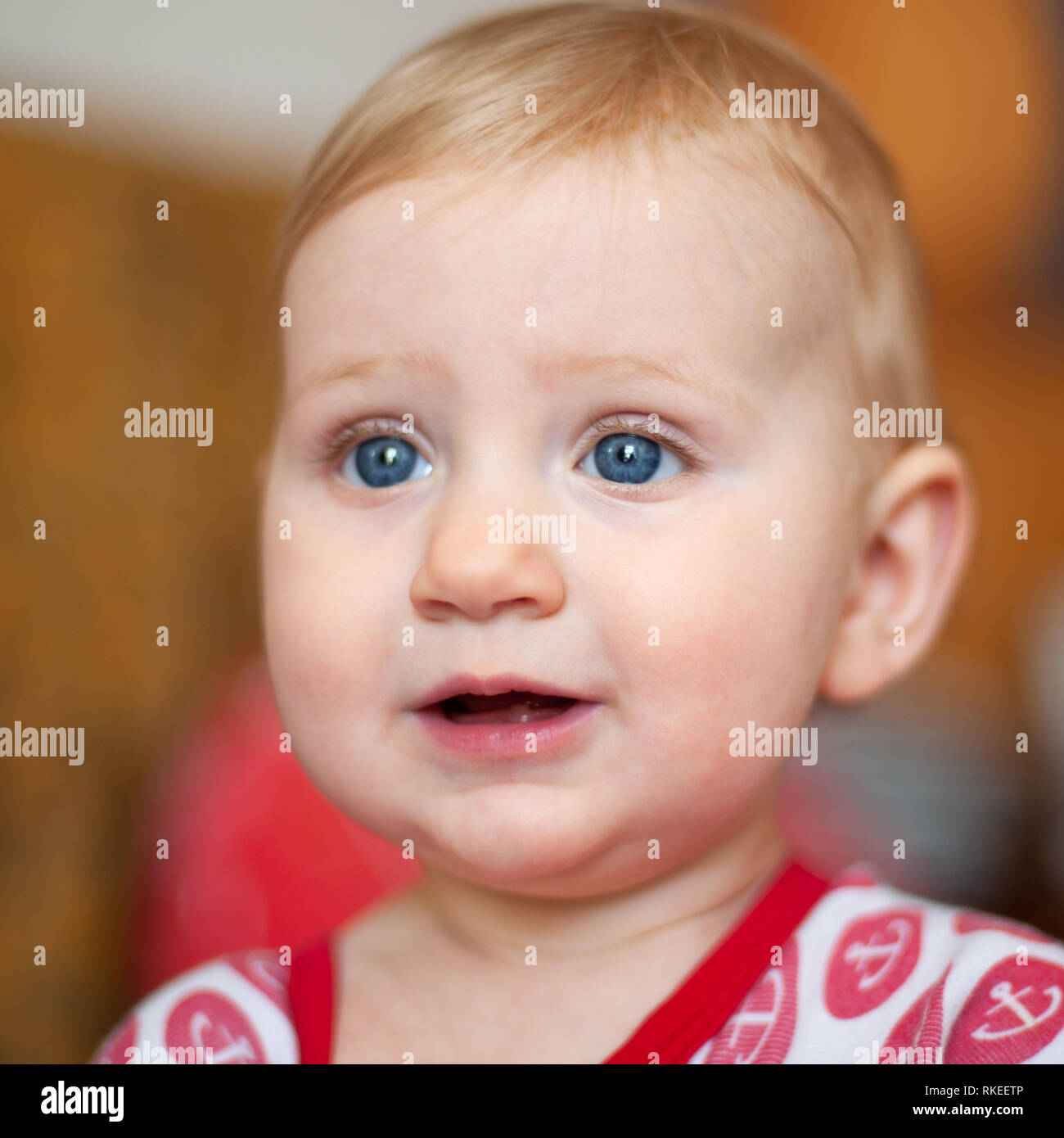 Portrait d'une petite fille blonde aux yeux bleus Banque D'Images