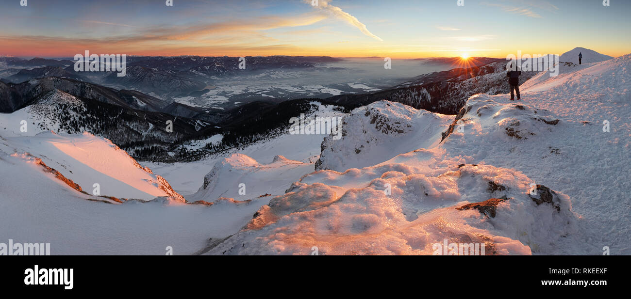 Montagnes hiver paysage sur Snovy Banque D'Images