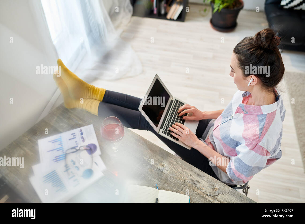 Femme au travail Vue de dessus Banque D'Images