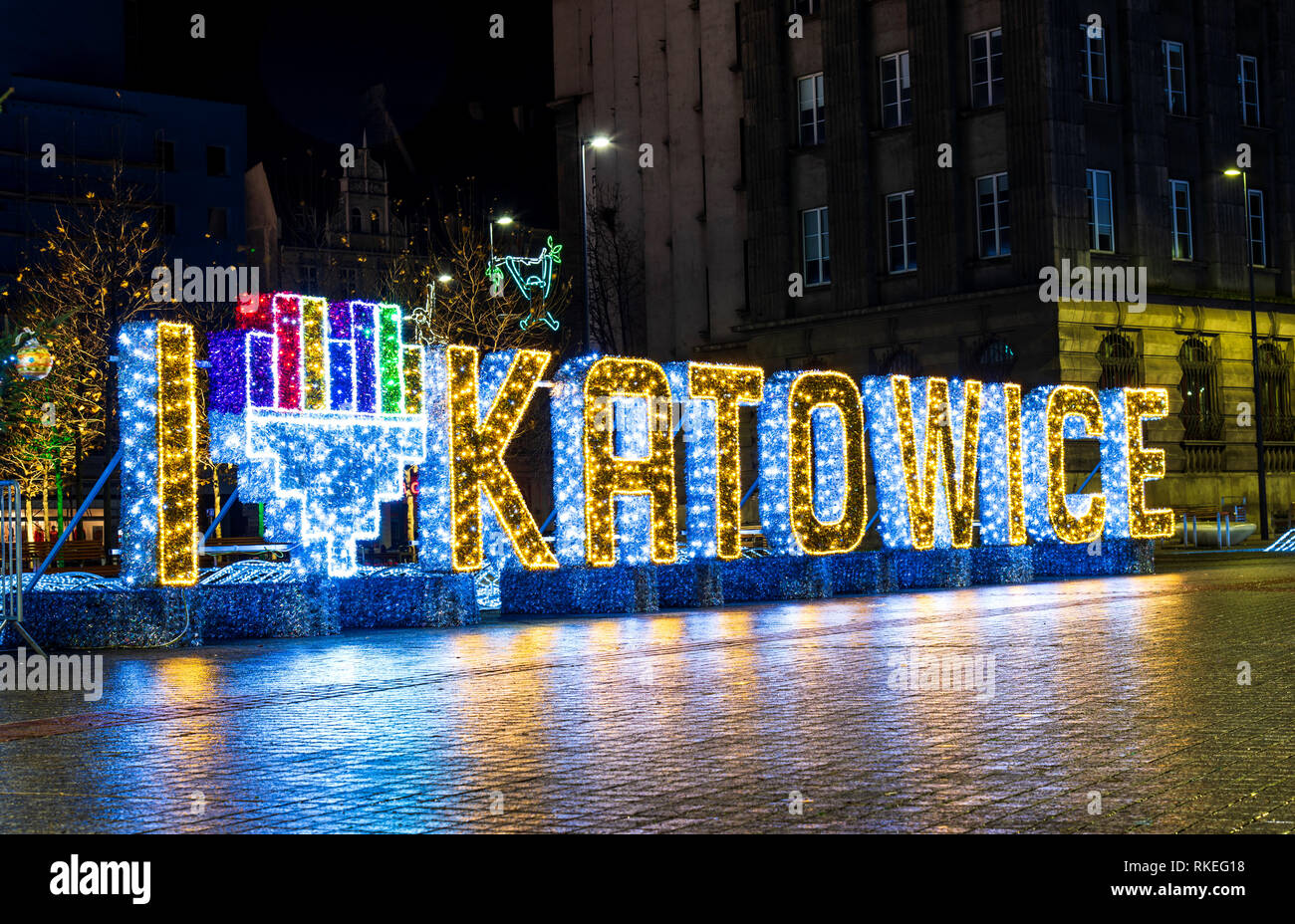 Katowice, Pologne - 1 janvier 2019 : J'adore Katowice signer dans la ville centre-ville illuminée la nuit Banque D'Images
