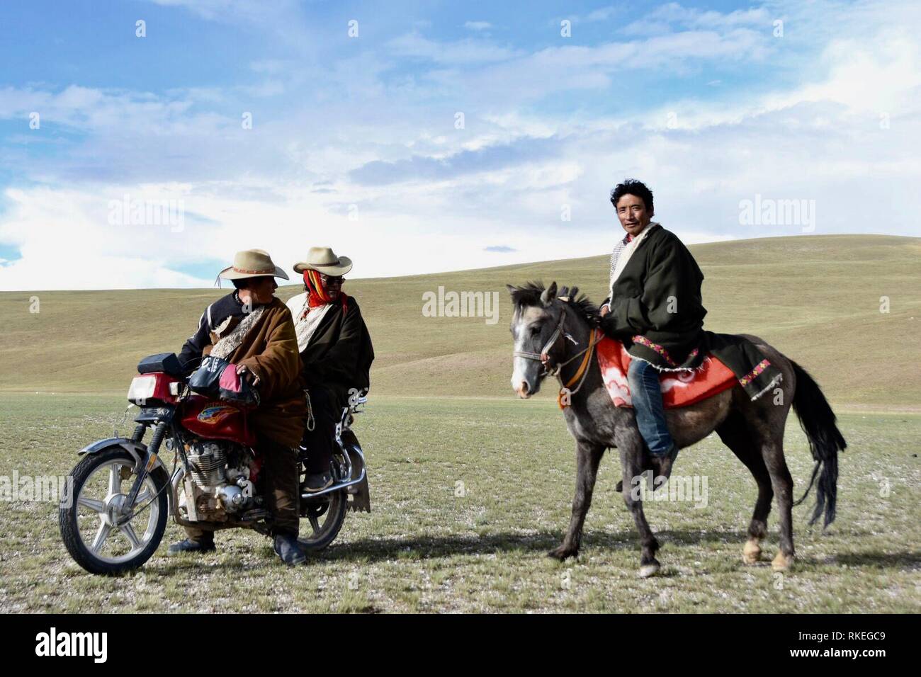 Un cheval est vu à côté d'une moto dans le sud-ouest de la Chine, région  autonome du Tibet, le 18 février 2018. Depuis 1990, les chevaux ont été à  la dérive de