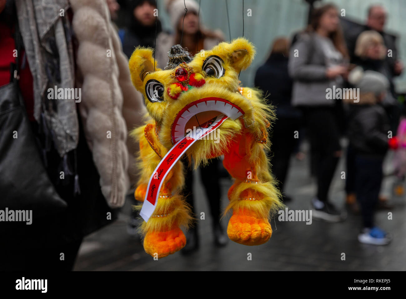Londres, Royaume-Uni, 10 février 2019. Célébration du Nouvel an chinois à China Town, Soho, Londres, Royaume-Uni, avec une personne portant une peluche d'un visage de dragon. Credit : Harishkumar Shah/Alamy Live News Banque D'Images