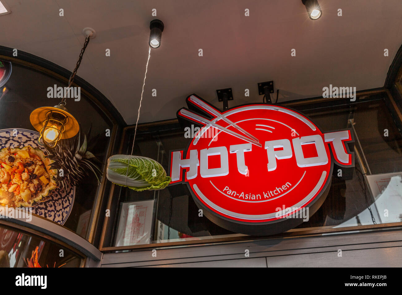 Londres, Royaume-Uni, 10 février 2019. Un magasin affichant un chou pour le Dragon à visiter leur boutique pour être bénis pour porter chance par le traditionel Lion dancers lors de célébration du Nouvel an chinois à China Town, Soho, Londres, Royaume-Uni. Credit : Harishkumar Shah/Alamy Live News Banque D'Images