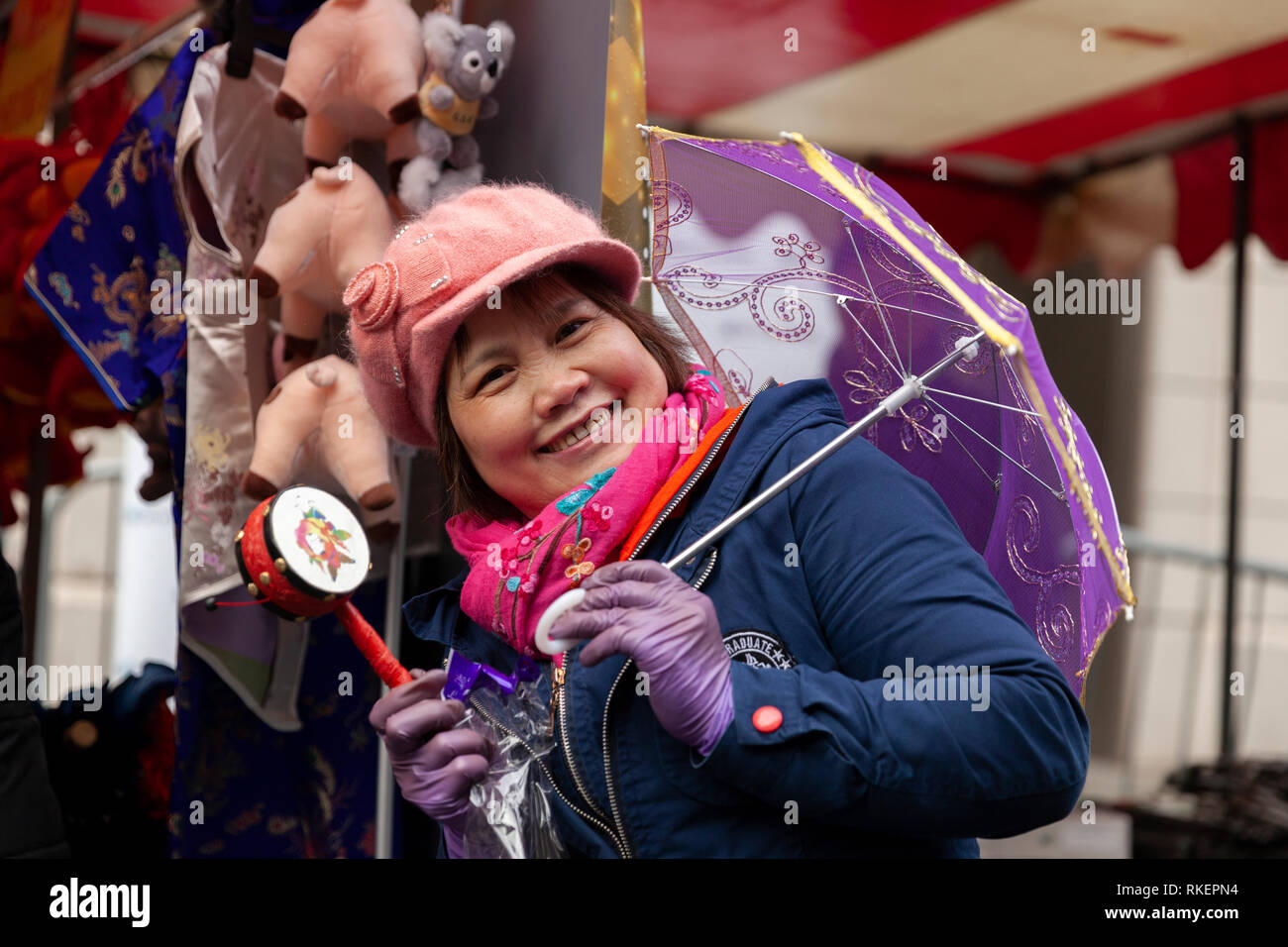 Londres, Royaume-Uni, 10 février 2019. Célébration du Nouvel an chinois à China Town, Soho, Londres, Royaume-Uni. Femme chinoise la vente de jouets chinois. Credit : Harishkumar Shah/Alamy Live News Banque D'Images