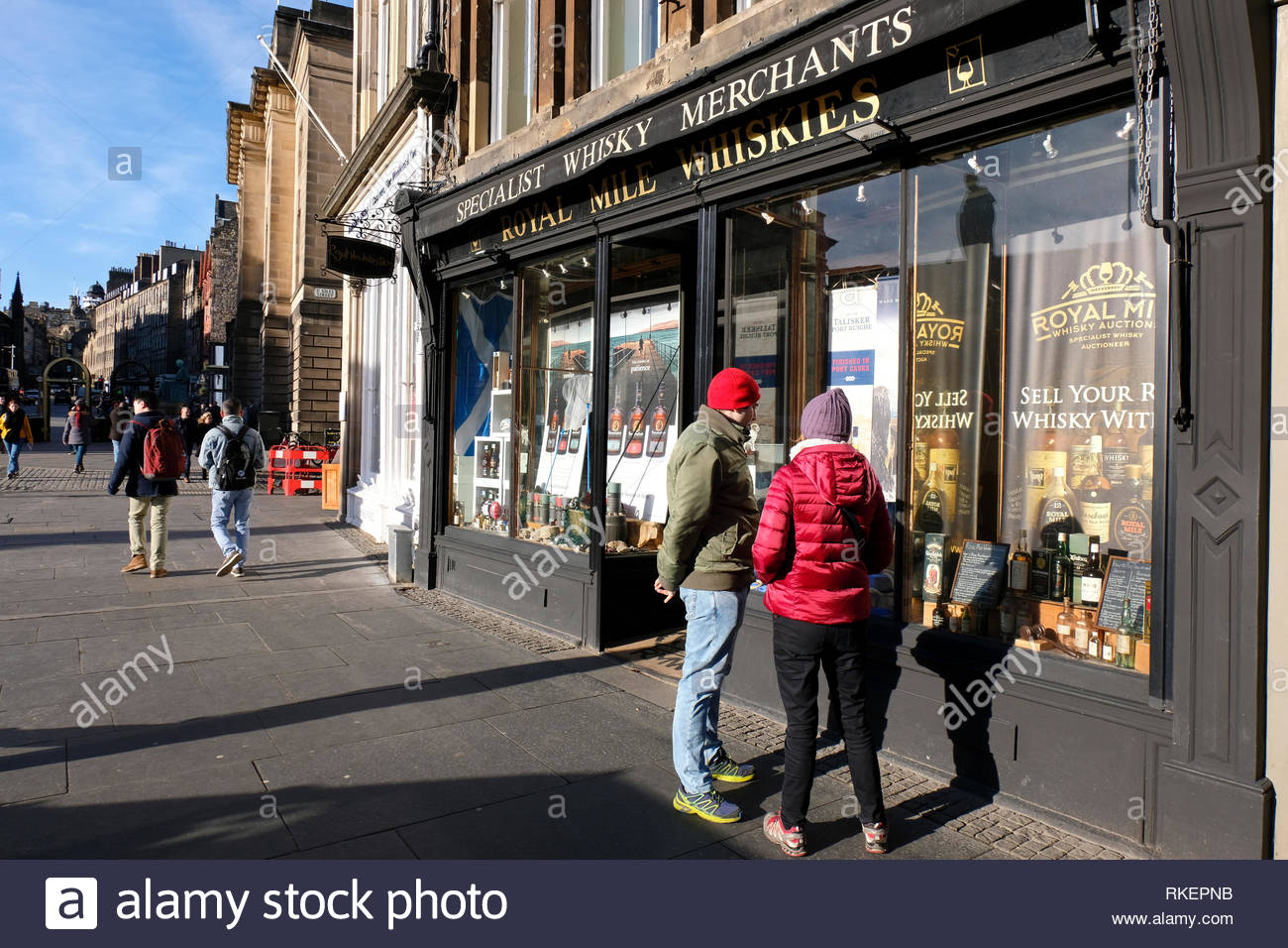 Edinburgh, Royaume-Uni. 11 février 2019. Février froide journée avec ciel bleu. Visiteurs à l'extérieur Royal Mile Whiskies sur le Royal Mile. Credit : Craig Brown/Alamy Live News Banque D'Images