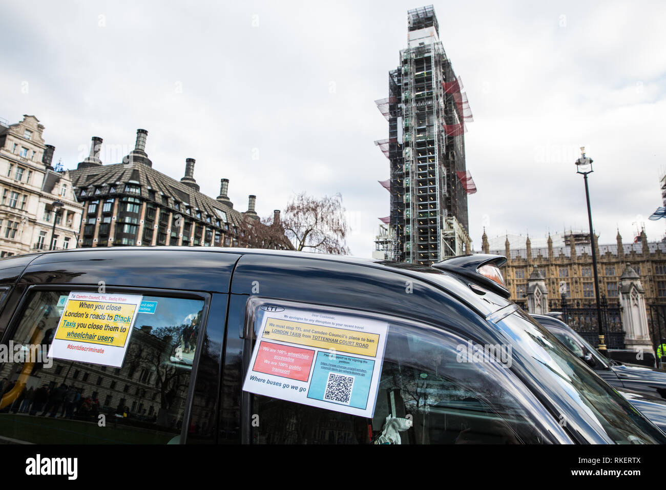 Londres, Royaume-Uni. 11 Février, 2019. Les chauffeurs de taxi sous licence, ou les chauffeurs de taxi noir, bloquer la place du Parlement dans le cadre d'une protestation contre l'exclusion des taxis de Bank Junction, Tottenham Court Road, Tooley Street et domaines de Greenwich, Lewisham, Islington et Hackney. Credit : Mark Kerrison/Alamy Live News Banque D'Images