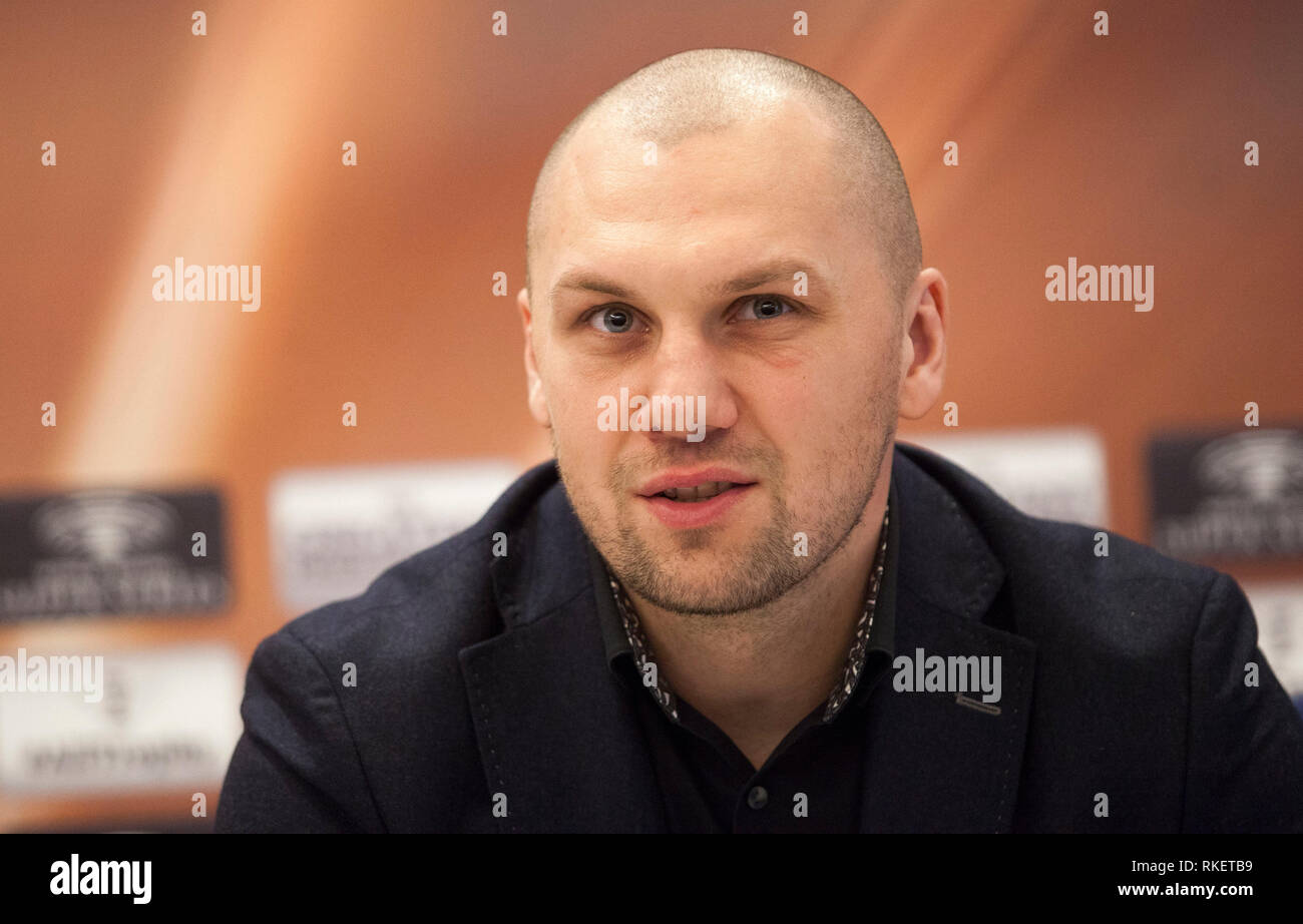 La Lettonie, la Lettonie. Feb 11, 2018. Krzysztof Glowacki de Pologne réagit au cours de l'événement médiatique avant prochain Boxing Super Séries demi-finale entre la Lettonie Cruiserweight Mairis Briedis de Pologne et Krzysztof Glowacki à Riga, Lettonie, 11 février, 2018. La lutte aura lieu le 15 juin à Riga, Lettonie. Credit : Edijs Palens/Xinhua/Alamy Live News Banque D'Images