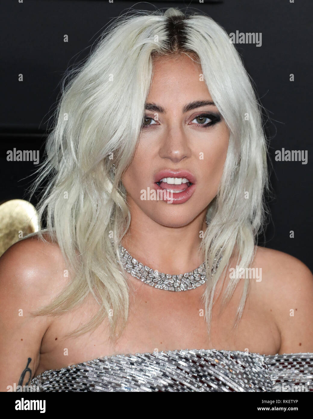 Los Angeles, United States. 10 fév, 2019.LOS ANGELES, CA, USA - Le 10 février : la chanteuse Lady Gaga portant une robe de Céline par Hedi Slimane, Jimmy Choo shoes, et Tiffany et Co. bijoux arrive à la 61e GRAMMY Awards tenue au Staples Center le 10 février 2019 à Los Angeles, Californie, États-Unis. (Photo par Xavier Collin/Image Crédit : Agence de Presse) L'agence de presse Image/Alamy Live News Banque D'Images