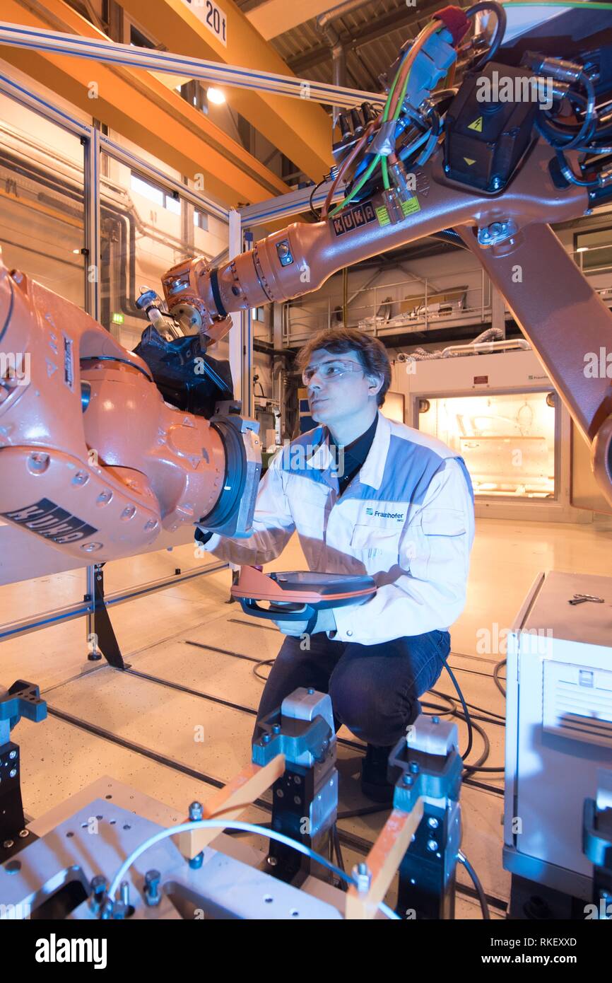 Dresde, Allemagne. Feb 11, 2019. Johannes Weber, assistant scientifique, inspecte un robot industriel pour la fonctionnalisation de composants 3D à l'occasion de l'événement fondateur de l'Institut Fraunhofer pour les systèmes de production Centre cognitif. Le centre est d'être exploité en collaboration avec l'Université technique de Dresde, avec un accent sur la recherche sur l'intelligence artificielle aux emplacements Chemnitz et Dresde. Credit : Sebastian Kahnert/dpa/Alamy Live News Banque D'Images