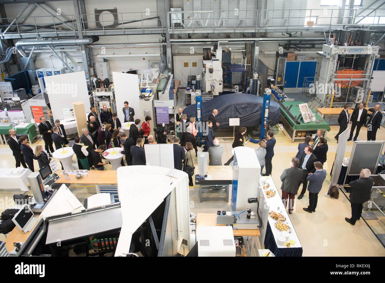 Dresde, Allemagne. Feb 11, 2019. Les participants seront au centre Fraunhofer pour les systèmes de production cognitive à l'occasion de l'événement fondateur. Le centre est d'être exploité en collaboration avec l'Université technique de Dresde, avec un accent sur la recherche sur l'intelligence artificielle aux emplacements Chemnitz et Dresde. Credit : Sebastian Kahnert/dpa/Alamy Live News Banque D'Images