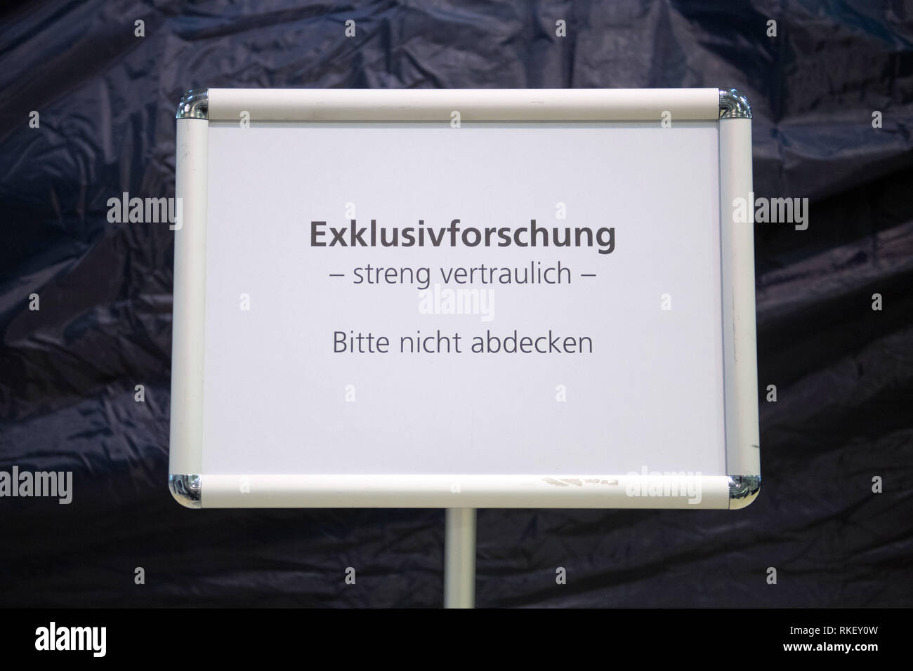 11 février 2019, Saxe, Dresde : un panneau avec l'inscription 'Exklusivforschung' (recherche exclusive) se tient en marge de l'événement fondateur de l'Institut Fraunhofer pour les systèmes de production Centre cognitif. Le centre est d'être exploité en collaboration avec l'Université technique de Dresde, avec un accent sur la recherche sur l'intelligence artificielle aux emplacements Chemnitz et Dresde. Photo : Sebastian Kahnert/dpa Banque D'Images