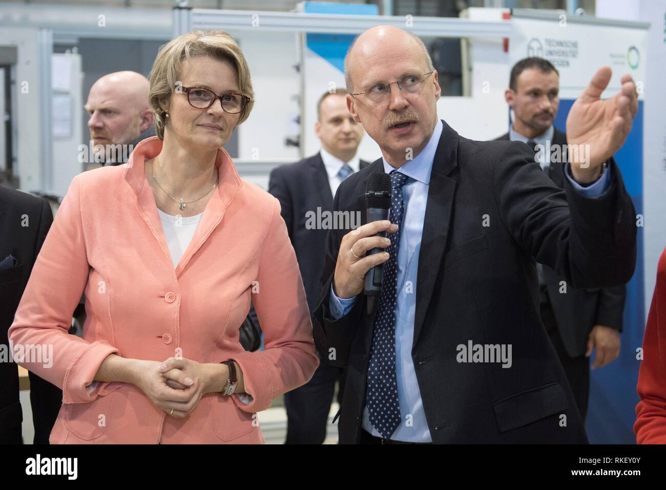 11 février 2019, Saxe, Dresde : Le ministre de l'éducation fédéral Anja Karliczek Welf-Guntram (CDU) et Drossel, directeur général de l'Institut Fraunhofer pour les machines-outils et de la technologie de formage IWU, seront côte à côte à l'événement fondateur de l'Institut Fraunhofer pour les systèmes de production Centre cognitif. Le centre est d'être exploité en collaboration avec l'Université technique de Dresde, avec un accent sur la recherche sur l'intelligence artificielle aux emplacements Chemnitz et Dresde. Photo : Sebastian Kahnert/dpa Banque D'Images