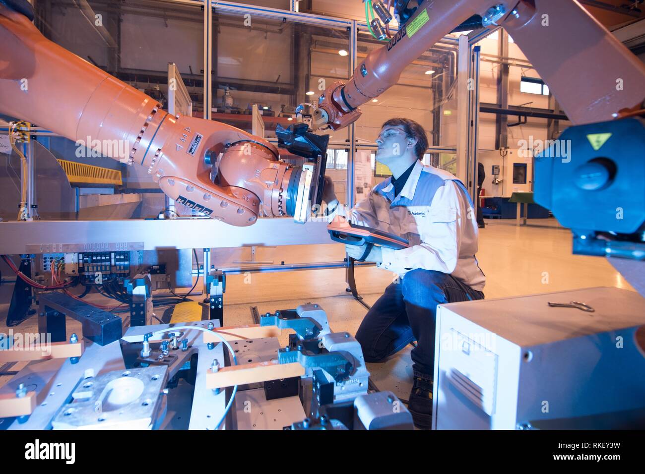 11 février 2019, Saxe, Dresde : Johannes Weber, assistant scientifique, inspecte un robot industriel pour la fonctionnalisation de composants 3D à l'occasion de l'événement fondateur de l'Institut Fraunhofer pour les systèmes de production Centre cognitif. Le centre est d'être exploité en collaboration avec l'Université technique de Dresde, avec un accent sur la recherche sur l'intelligence artificielle aux emplacements Chemnitz et Dresde. Photo : Sebastian Kahnert/dpa Banque D'Images